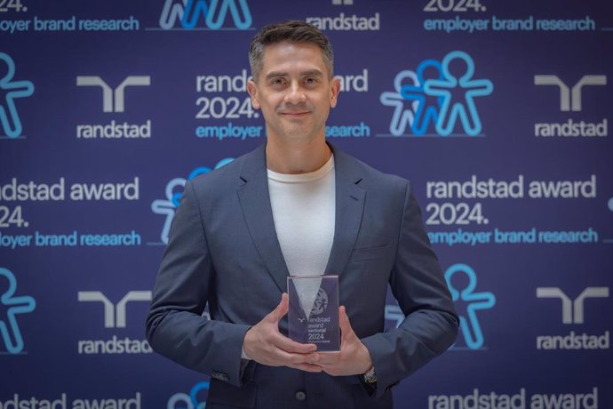 El responsable de talento y cultura de Nestlé España, Juan Gelves, recoge el Randstad Award