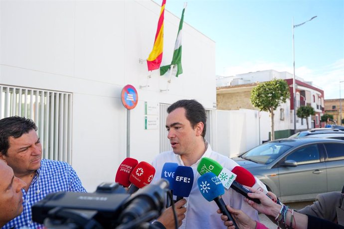 Álvaro Aznar, abogado de Kiko 'el Cabra', atiende a los medios a las puertas de los juzgados de Barbate, donde declaran cuatro guardias civiles como testigos de los hechos ocurridos en febrero.