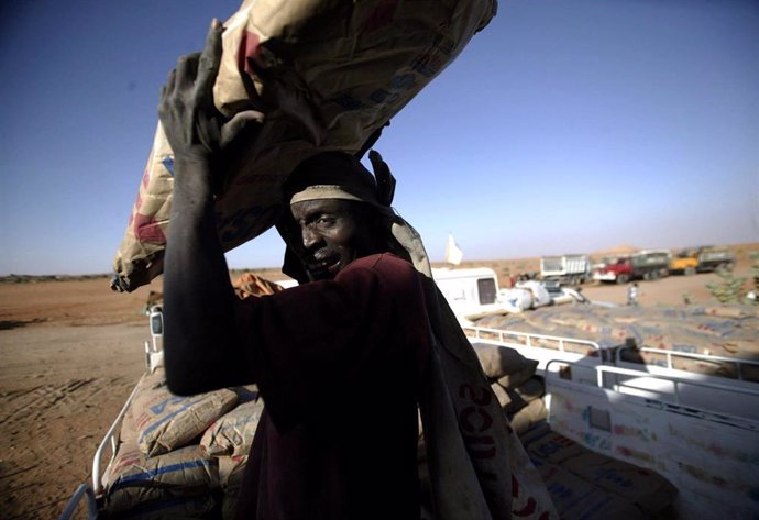 Archivo - Imagen de archivo de un trabajador humanitario en El Fasher (Sudán)