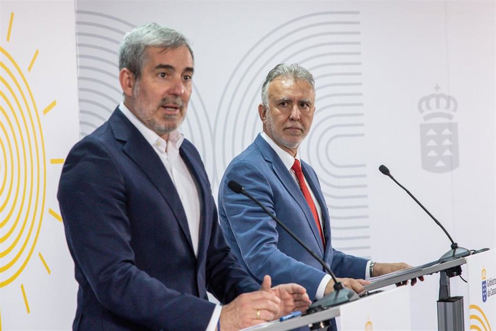 El presidente de Canarias, Fernando Clavijo (i), y el ministro de Política Territorial y Memoria Democrática, Ángel Víctor Torres (d), ofrecen una rueda de prensa tras reunirse en la sede de la Presidencia del Gobierno de Canarias, a 22 de abril de 2024
