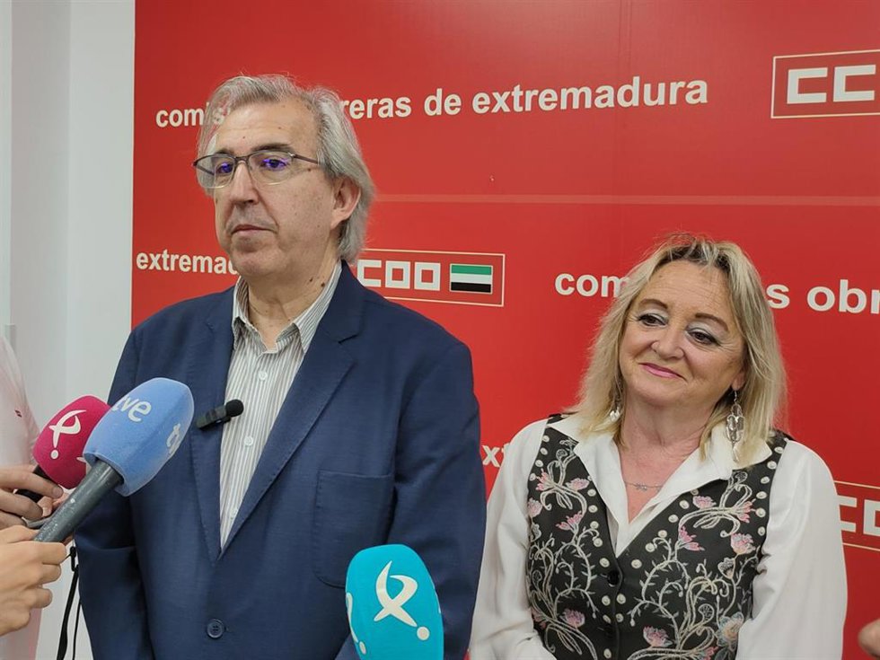 El coordinador de los Servicios Jurídicos de CCOO de Extremadura, José Manuel Corbacho, y la secretaria general, Encarna Chacón, atienden a los medios antes de unas jornadas sobre relaciones laborales.