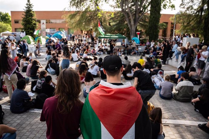 Estudiantes durante una acampada propalestina en Ciudad Universitaria,