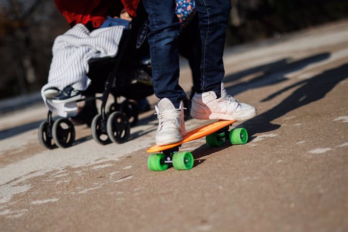 Archivo - Un niño con un patinete pasea por el parque del Retiro, a 25 de diciembre de 2022, en Madrid (España). Los juguetes son los regalos preferidos para Papá Noel y los Reyes y, a pesar de que hay cada vez opciones más sostenibles, respetuosas y didá