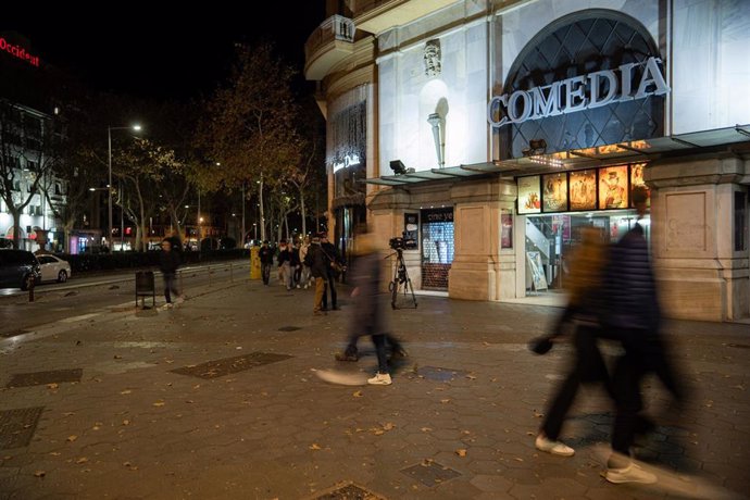 Archivo - Fachada del cine Comedia antes de la última proyección, a 14 de enero de 2024, en Barcelona