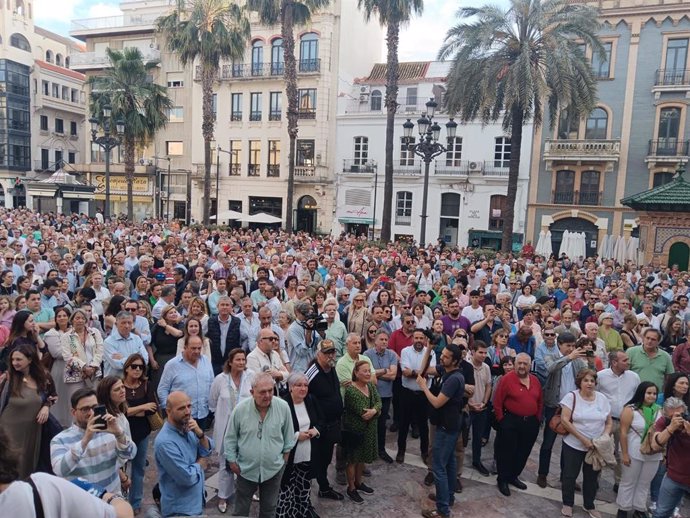 Onubenses en la concentración por las infraestructuras de este jueves en la Plaza de las Monjas de Huelva capital.