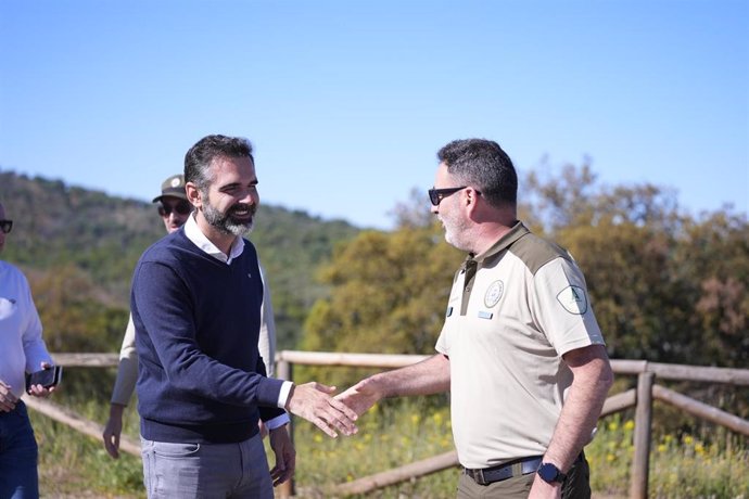 El consejero de Sostenibilidad, Medio Ambiente y Economía Azul, Ramón Fernández-Pacheco, en su visita el Parque Natural de Sierra Morena.