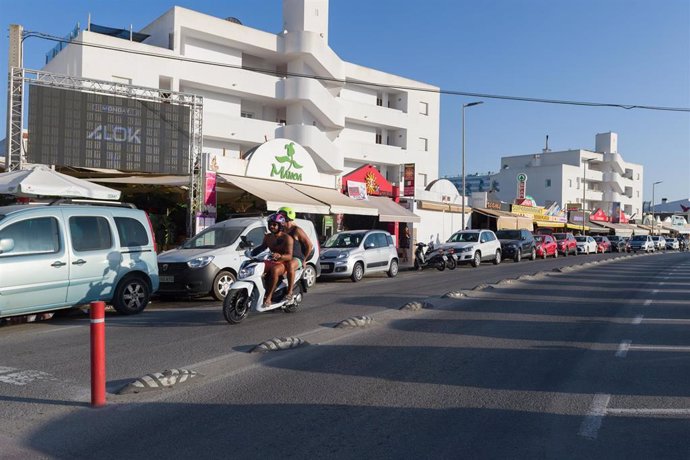 Archivo - Coches aparcados en Playa d'en Bossa.