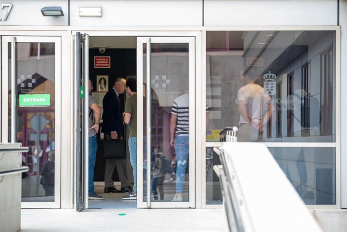 Agentes de la Unidad Central de Delincuencia Económica y Fiscal (UDEF) de la Policía Nacional de Las Palmas y de Madrid, a su llegada para registrar la sede de la Consejería de Sanidad, a 9 de mayo de 2024, en Las Palmas de Gran Canaria, Gran Canaria, Can