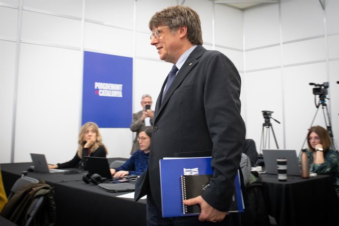 El expresidente de la Generalitat de Catalunya y candidato de Junts a las elecciones catalanas, Carles Puigdemont, a su llegada a una rueda de prensa, en Jean Carrre Space, a 6 de mayo de 2024, en Argels, Rosellón (Francia)