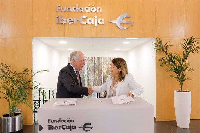 La rectora de la USJ, Silvia Carrascal, y el director general de Fundación Ibercaja, José Luis Rodrigo Escrig.