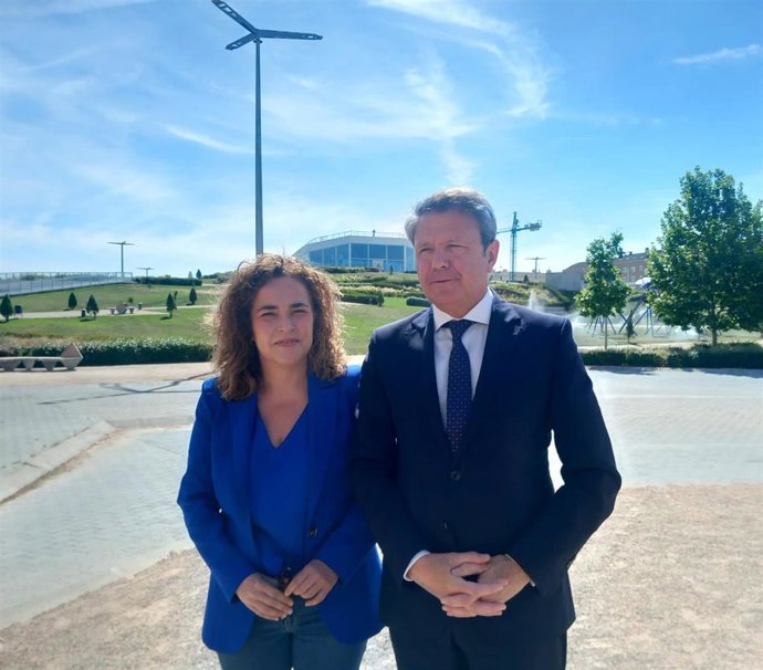 El secretario de Estado de Transportes y Movilidad Sostenible, José Antonio Santano, junto a la delegada del Gobierno en La Rioja, Beatriz Arraiz