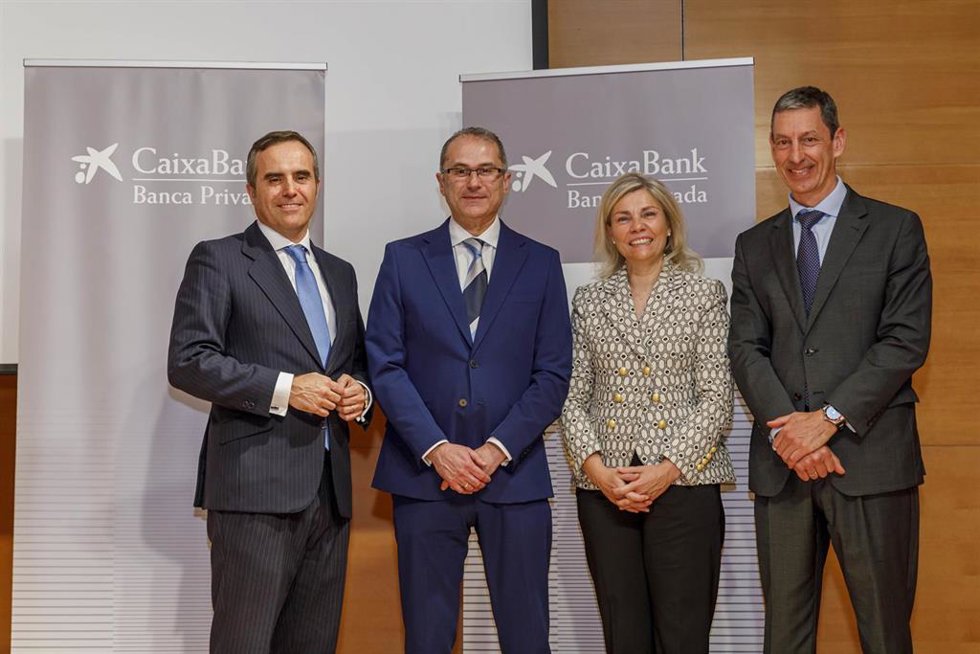Foto de familia de los asistentes a la inauguración del nuevo centro de banca privada de Ávila.