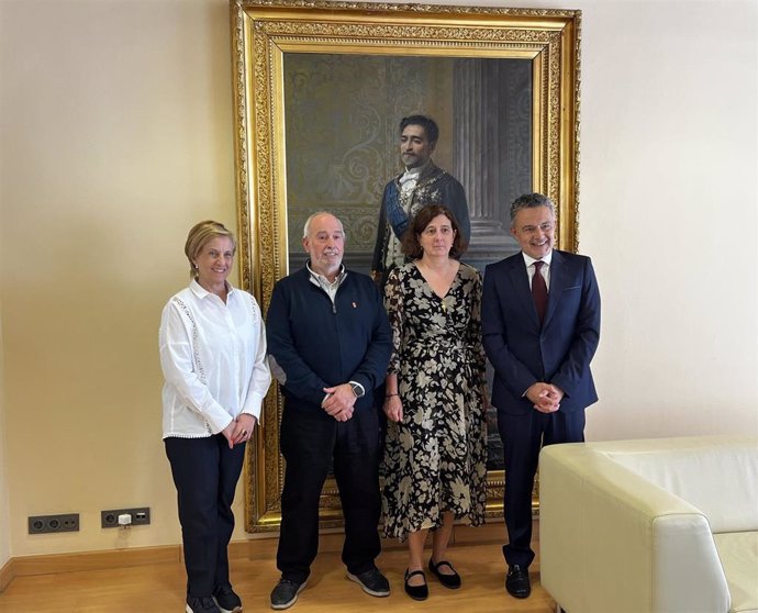 El alcalde de Logroño, Conrado Escobar, y la presidenta del pleno, Leonor González Menorca, junto a los nuevos cronistas - en el centro- de Logroño, Federico Soldevilla e Isabel Murillo