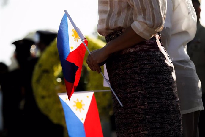 Archivo - Una mujer con banderas de Filipinas