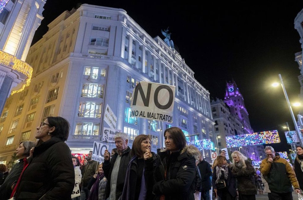 Archivo - Una mujer sujeta una pancarta durante una manifestación contra las violencias machistas 