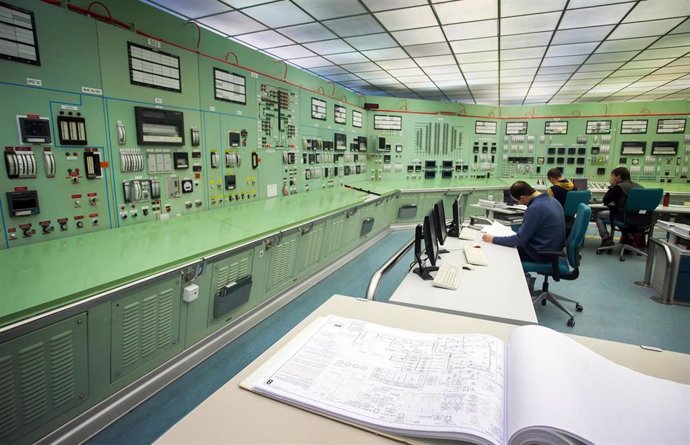 Archivo - Varios empleados trabajan en sala de control de la central nuclear de Santa María de Garoña, a 23 de noviembre de 2023, en Santa María de Garoña, Burgos, Castilla y León (España).