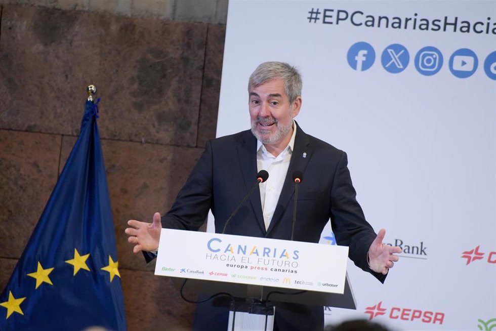 El presidente del Gobierno de Canarias, Fernando Clavijo, interviene durante una Jornada Autonómica de Europa Press 'Canarias Hacia el Futuro', en la Presidencia del Gobierno de Canarias, a 19 de abril de 2024, en Santa Cruz de Tenerife, Tenerife, Canar