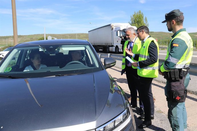 Raúl González junto a Pedro de la Fuente explicando la nueva campaña de la DGT.