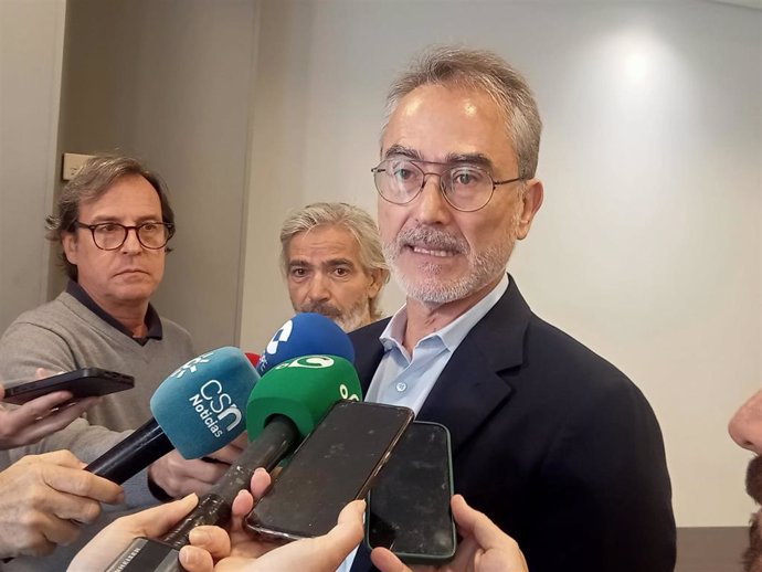 El presidente de aviones comerciales de Airbus en España, Ricardo Rojas, atiende a los periodistas en Cádiz.