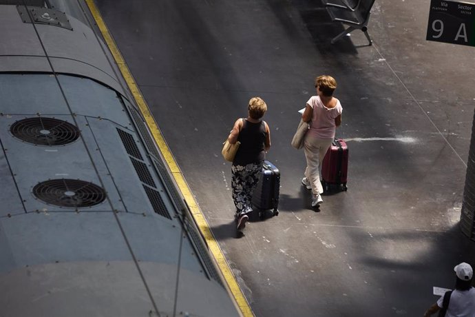 Archivo - Dos mujeres caminan por un andén de la estación de Ave Madrid - Puerta de Atocha