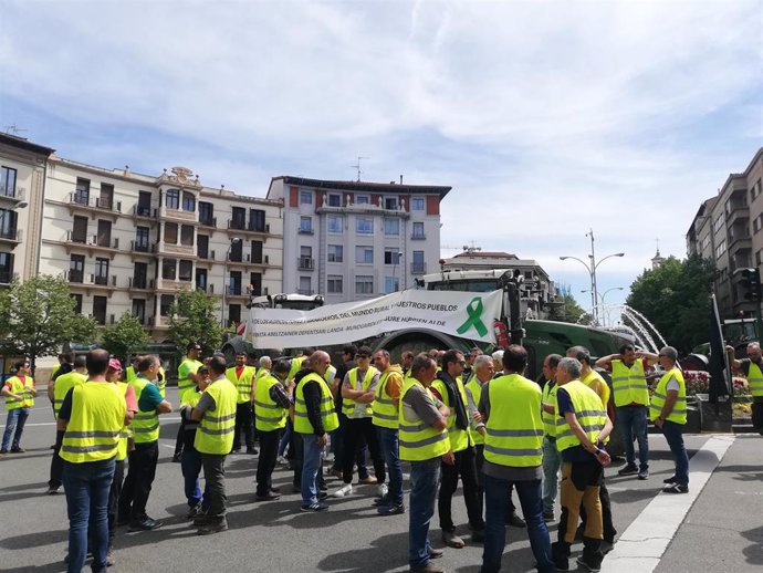 Movilización de agricultores del movimiento 6F en la plaza de Merindades de Pamplona.
