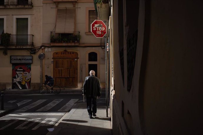 Imagen de archivo - Un hombre camina por el centro de Barcelona 