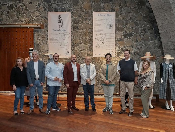 El alcalde del Puerto de la Cruz, Marco González, y el consejero de Empleo del Cabildo de Tenerife, Efraín Medina (en el centro), en la inauguración de una exposición sobre la vestimenta popular de Tenerife