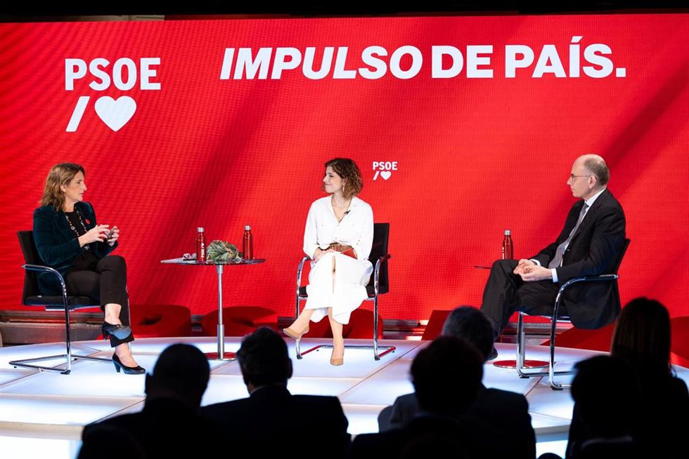 La vicepresidenta tercera y cabeza de lista del PSOE a las elecciones europeas, la también candidata Hana Jalloul y el exprimer ministro de Italia Enrico Letta en un acto en Ferraz.