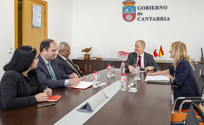 El consejero de Industria, Empleo, Innovación y Comercio, Eduardo Arasti, se reúne con representantes de la Cámara de Comercio de Cuba