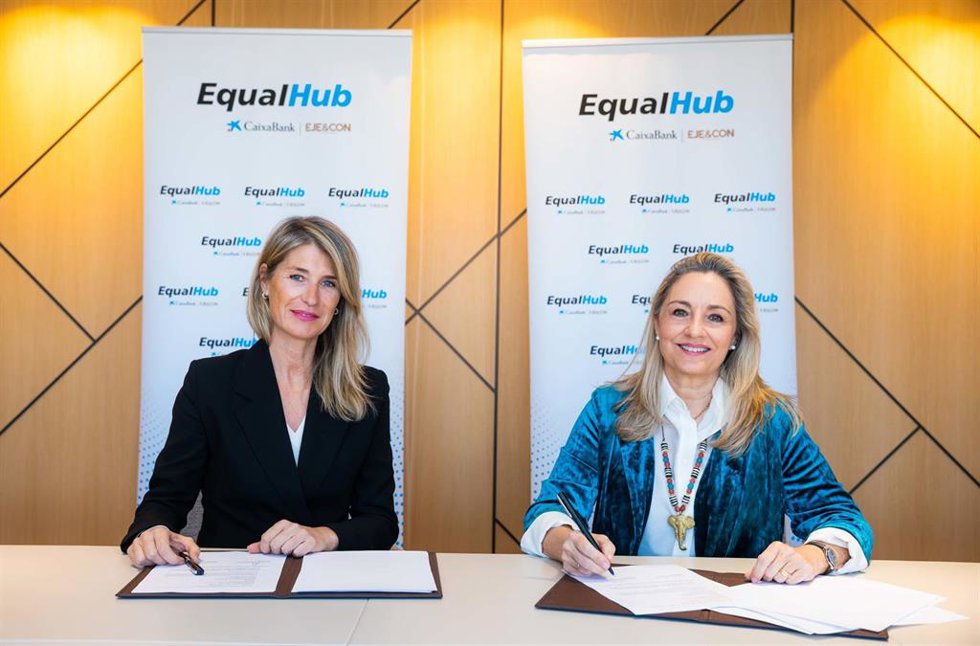 Archivo - La directora de Cultura y Selección de CaixaBank, Ana Quirós, y la presidenta de Eje&Con, Cristina Sancho.