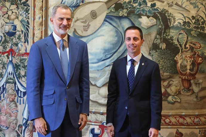 Archivo - El Rey Felipe VI (i) posa junto al president del Consell, Lloren Galmés (d), en el Palau de lAlmudaina, a 27 de julio de 2023, en Palma.
