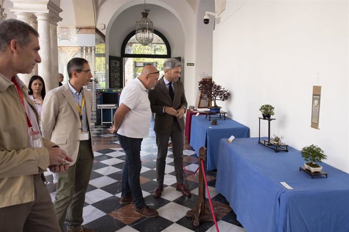 Lorite (dcha.), en la inauguración de la 'Exposición de Primavera de Bonsái' en el Palacio de la Merced.
