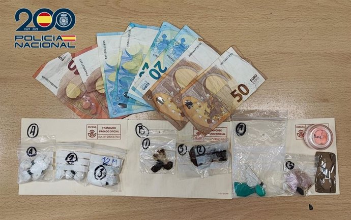 Dinero y droga intervenidos al detenido.