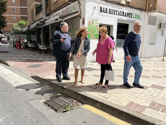 La viceportavoz socialista, Begoña Medina, informa de una moción sobre alcantarillado