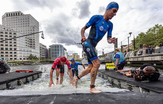 Archivo - Imagen de una pruena de triatlón