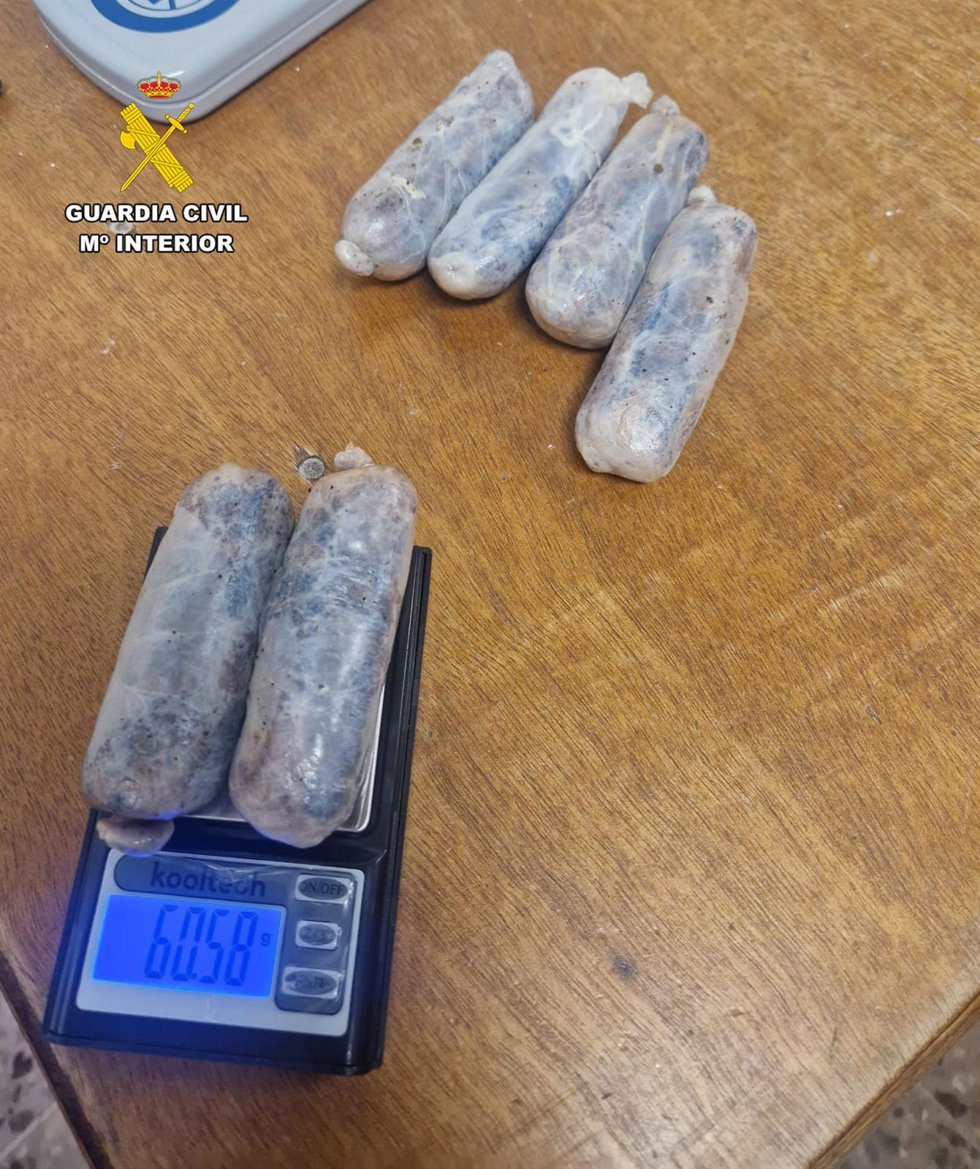 Los seis cilindros incautados por la Guardia Civil con 178 gramos de hachís que intentó colar un hombre en el centro penitenciario de Palma.