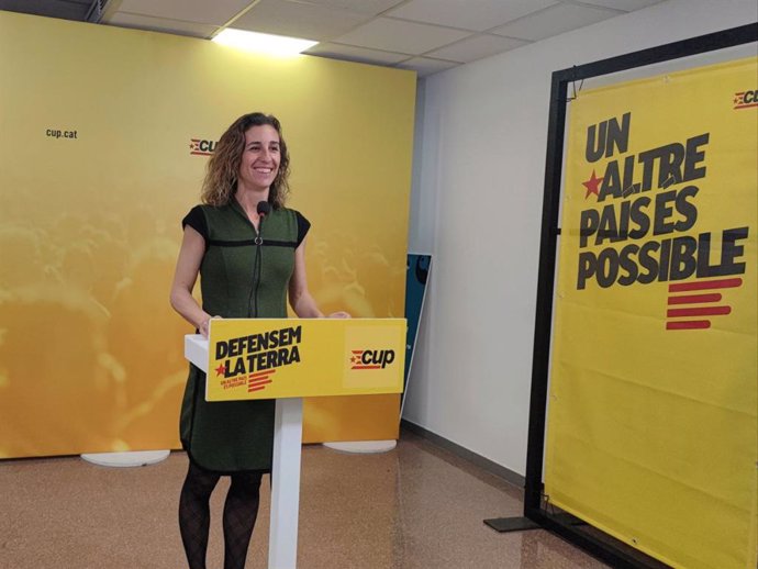 La candidata de la CUP a las elecciones catalanas, Laia Estrada, en la sede de la CUP, a 10 de mayo de 2024.