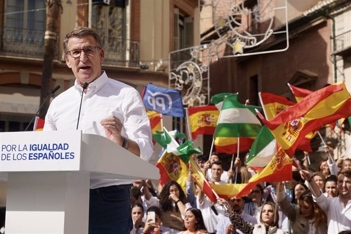 Archivo - El presidente del Partido Popular, Alberto Núñez Feijóo interviene durante la clausura de un acto en defensa de la igualdad de los españoles, a 29 de octubre de 2023, en Málaga (Foto de archivo).