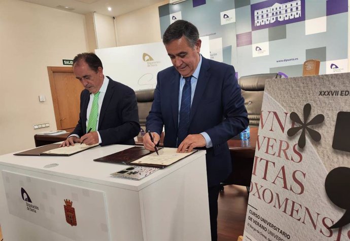 Benito Serrano (izda) y Antonio Pardo firman el convenio de los Cursos de Santa Catalina