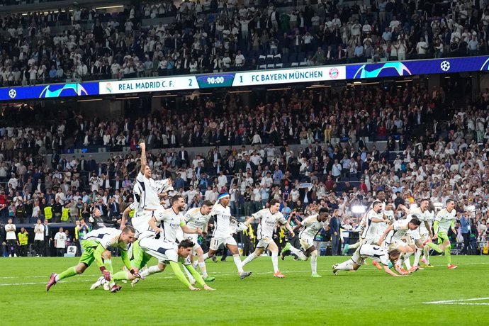 Jugadores del Real Madrid celebran el triunfo por 2-1 en el Santiago Bernabéu sobre el Bayern de Múnich para avanzar a la final de la Champions 2023-2024.