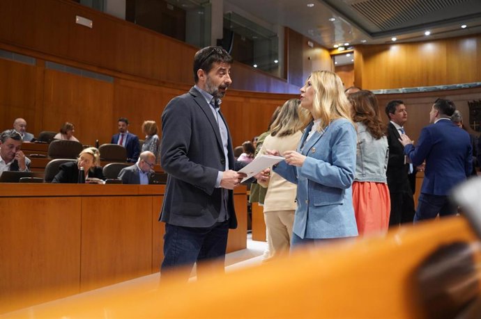 El diputado de IU, Álvaro Sanz, conversa con la vicepresidenta segunda del Gobierno de Aragón, Mar Vaquero.