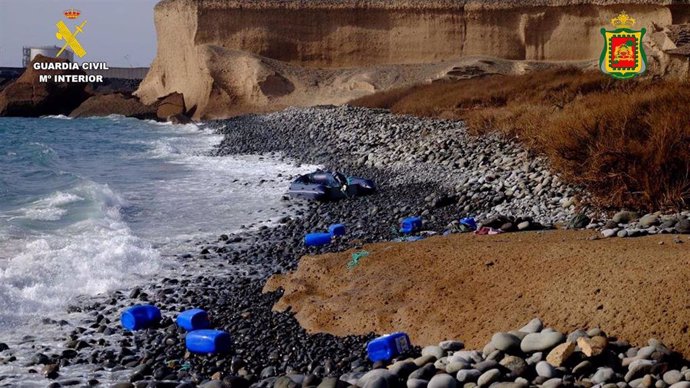 La Guardia Civil ha desarrollado una operación en la que se han incautado 2.185 kilos de hachís distribuidos en 60 fardos en la costa del municipio de Granadilla de Abona, en Tenerife. Además, una persona ha sido detenida y ha ingresado en prisión.