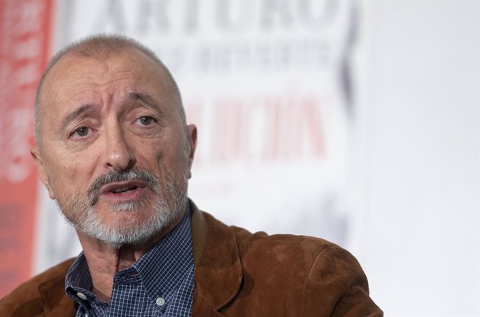 Archivo - El escritor Arturo Pérez-Reverte interviene durante la presentación de su libro ‘Revolución’, en The Westin Palace, a 3 de octubre de 2022, en Madrid (España). ‘Revolución’ es un relato de aventuras ambientado en México en tiempos de Emiliano Za