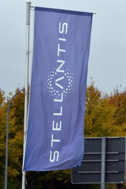 Archivo - FILED - 19 October 2021, Thuringia, Eisenach: Stellantis logo can be seen on a banner in front of the Opel Automobile GmbH Eisenach plant. Photo: Martin Schutt/dpa-Zentralbild/dpa
