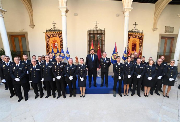 López Miras, preside en San Esteban la recepción oficial al Cuerpo de la Policía Nacional en la Región de Murcia con motivo del bicentenario de su creación. Le acompaña el jefe superior de Policía de la Región, Ignacio del Olmo.