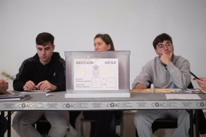 Archivo - Una mesa electoral, en el Centro Galego de Arte Contemporáneo (CGAC), a 18 de febrero de 2024, en Santiago de Compostela, A Coruña, Galicia (España).  