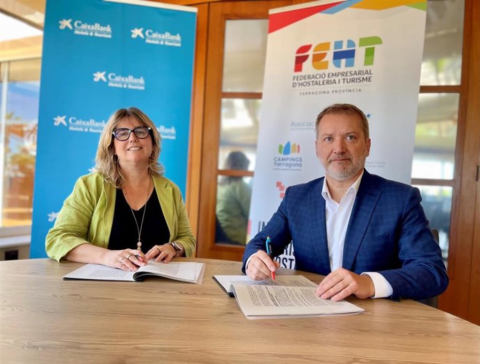 El director comercial de Banca de Empresas de la Dirección Territorial Catalunya de CaixaBank, Antonio Asensio, y la presidenta de la FEHT, Berta Cabré.