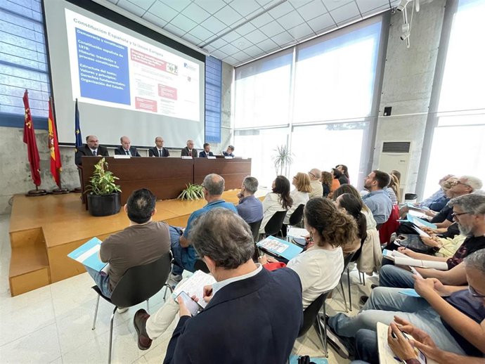 El consejero de Educación, Formación Profesional y Empleo, Víctor Marín, preside la reunión de trabajo