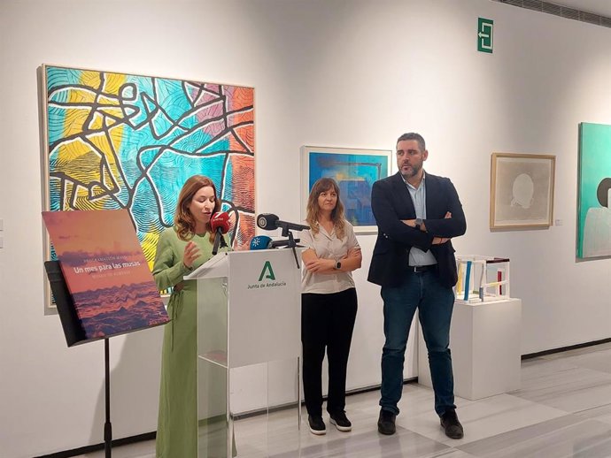 La directora del Museo Arqueológico de Almería, Tania Fábrega, desgrana la programación del Día de los Museos junto con la director de la Alcazaba de Almería, Gema Embí, y el delegado territorial de Cultura, Turismo y Deporte, Juan José Alonso.