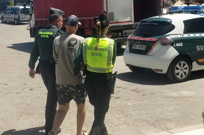 Agentes de la Guardia Civil escoltan al detenido dos veces en 48 horas por hurto y receptación.